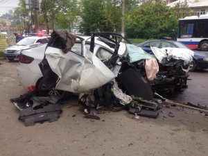 Утром в Симферополе водитель BMW X6 протаранил железные опоры и дерево и уг ...