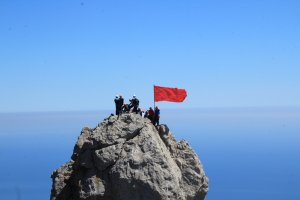 Крымские спасатели установили Знамя Победы над Ай-Петри