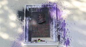 В Симферополе вандалы снова осквернили мемориальную доску Сталину