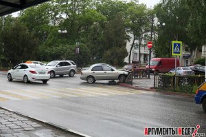 В Керчи Chevrolet Lanos врезался в забор у пешеходного перехода