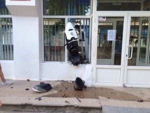 В Севастополе в окне школы застрял скутер