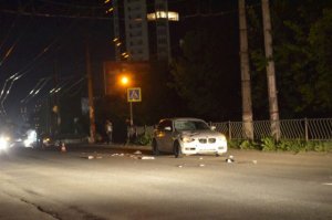 Полицейский на BMW сбил двух пешеходов в Симферополе, один погиб