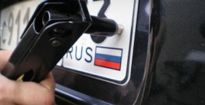 В Крыму лишают прав автолюбителей с украинскими номерами на машинах
