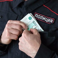 В Крыму за взятку в 1,6 млн рублей арестованы трое полицейских