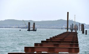 Крымский мост: забетонирована самая первая опора на морском участке