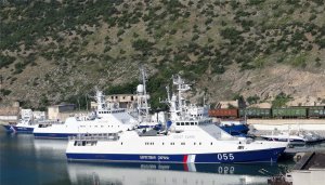Пограничники Крыма спасли экипаж яхты, едва не затонувшей в Черном море