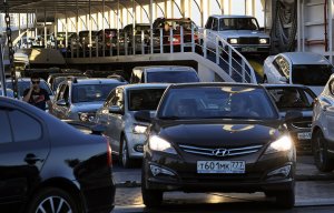 На подъездах к Керченской переправе скопились сотни машин – она уже возобно ...