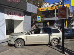Авария в Симферополе: иномарка зацепила два авто и протаранила аптеку, есть жертвы