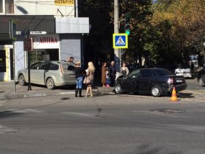 Авария в Симферополе: иномарка зацепила два авто и протаранила аптеку, есть жертвы