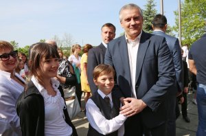 Аксенов пообещал поддерживать талантливых детей Крыма
