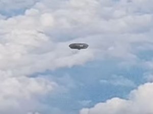 В небе над Испанией очевидцы сняли на видео НЛО