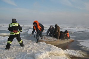 Более сотни рыбаков, унесенных на льдине под Красноярском, спасены