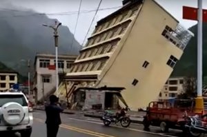 В Китае пятиэтажный дом рухнул в реку