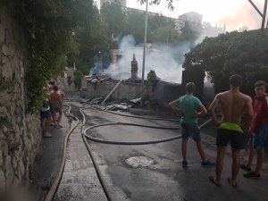 В Крыму сгорел двухэтажный жилой дом – есть погибший и пострадавшие
