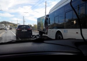 В Крыму грузовик протаранил троллейбус, есть пострадавшие