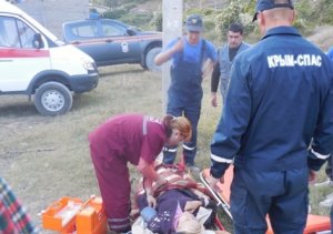 В Крыму спасатели эвакуировали женщину из пещерного города Мангуп-Кале