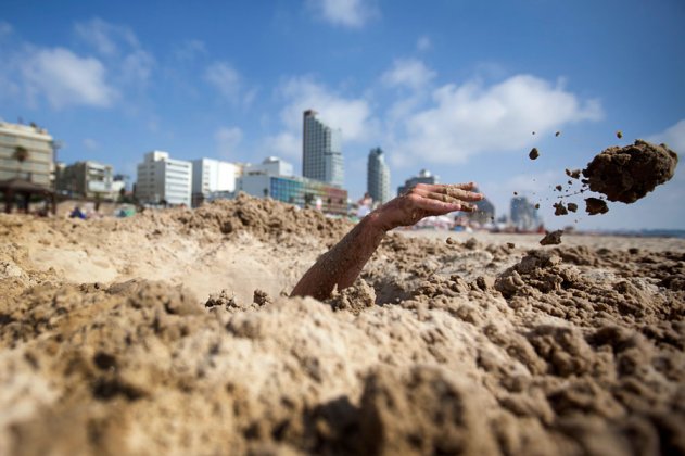 Во Франции мужчина выкопал на пляже яму и трагически утонул в ней