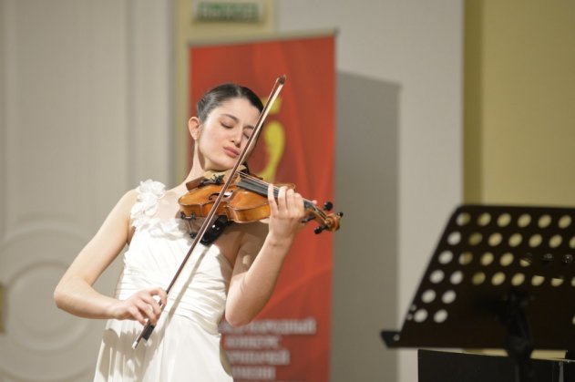 Победительница Международного конкурса скрипачей Спивакова получила скрипку ...