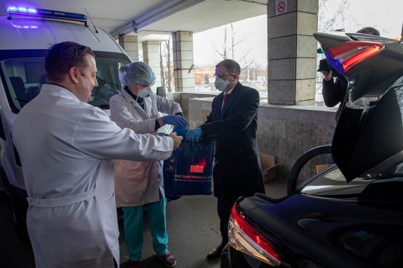 Михаил Романов передал петербургскому госпиталю защитные маски и медицински ...
