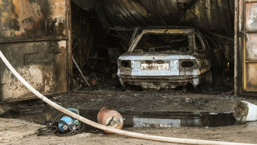 Из-за пожара в гаражном кооперативе в Севастополе сгорели две машины