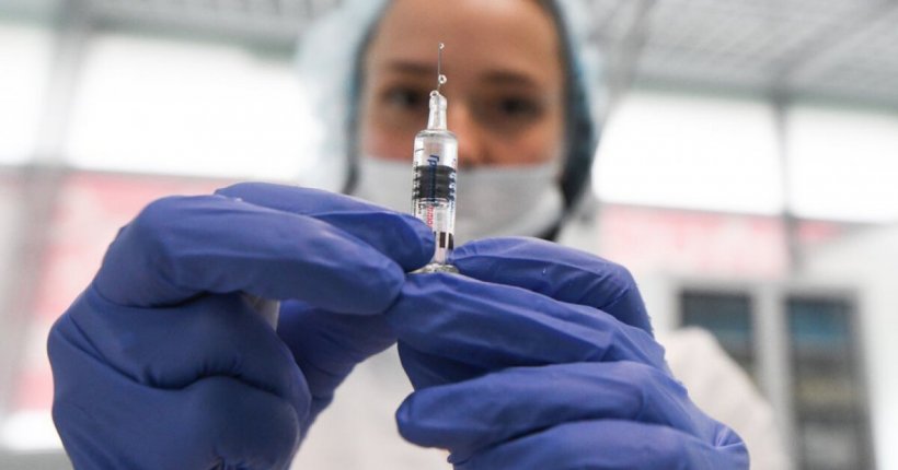 В Крыму начали вакцинировать от коронавируса работников аэропорта