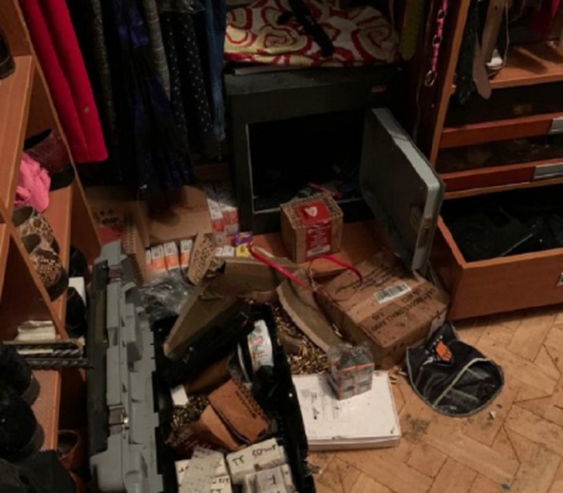 Обнародованы фотографии склада оружия стрелка Барданова