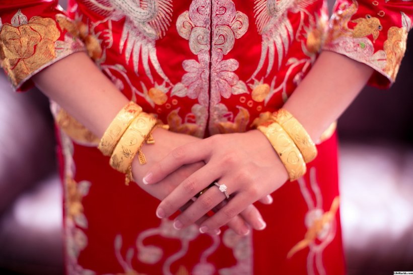 В Китае на свадьбе мать жениха узнала в невестке пропавшую дочь