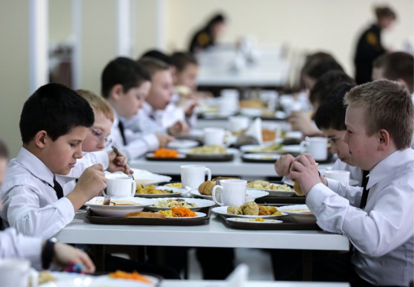 «Лидеры» по некачественной еде продолжают снабжать продуктами детсады Петербурга