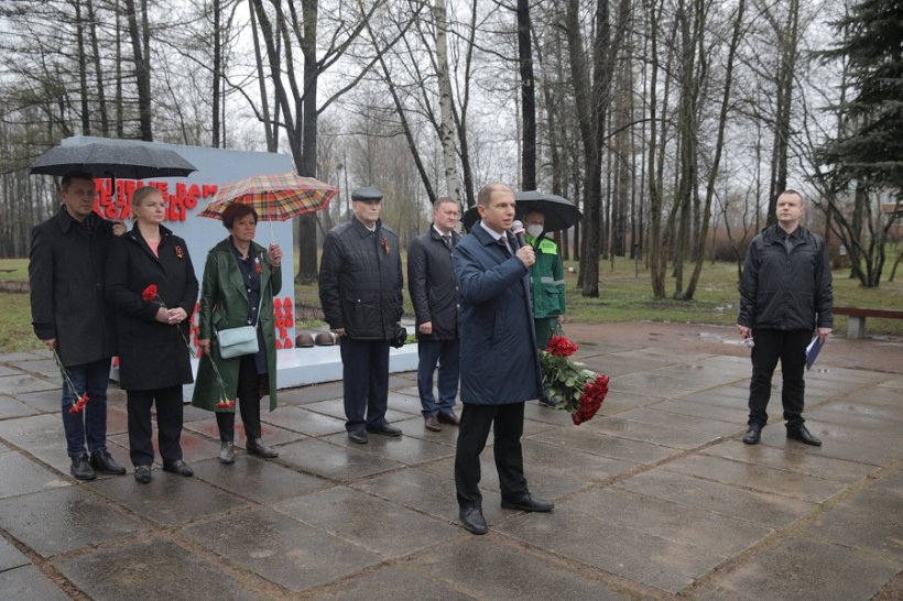 Михаил Романов возложил цветы в Поселке Понтонный в честь 76-ой годовщины Великой Победы