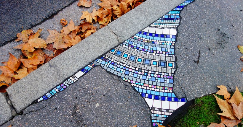 Французский художник Ememem «ремонтирует» ямы на дорогах мозаикой