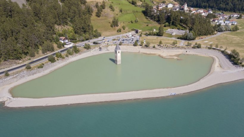 В Италии показалась из воды затопленная деревня Курон