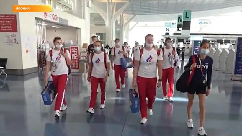 Российские олимпийцы прибыли из Токио в Россию