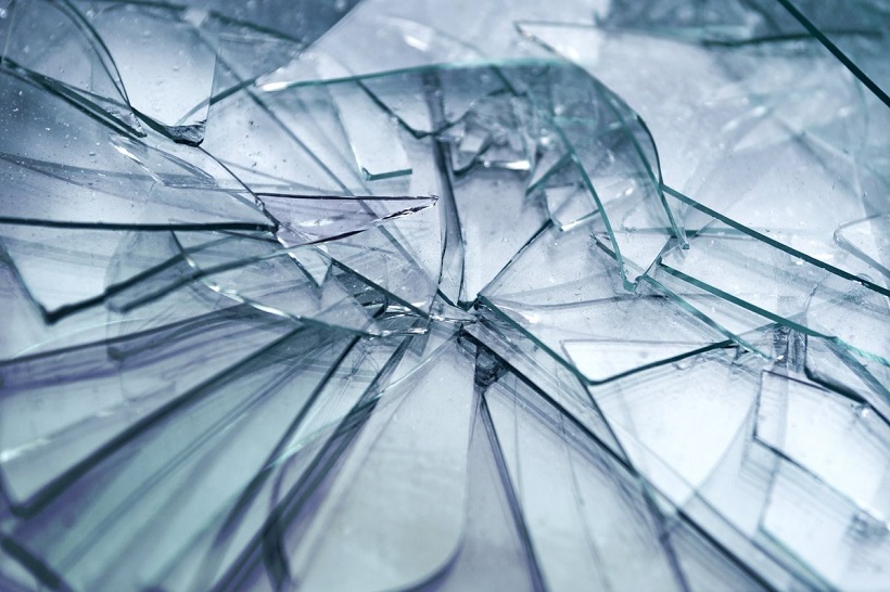 Пьяная женщина разбила стекло оператора симферопольской АЗС