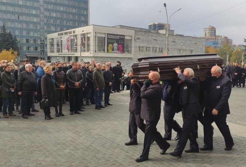 «Что-то сломалось у него внутри»: На похоронах жена Сарапульцева произнесла речь в память о муже 
