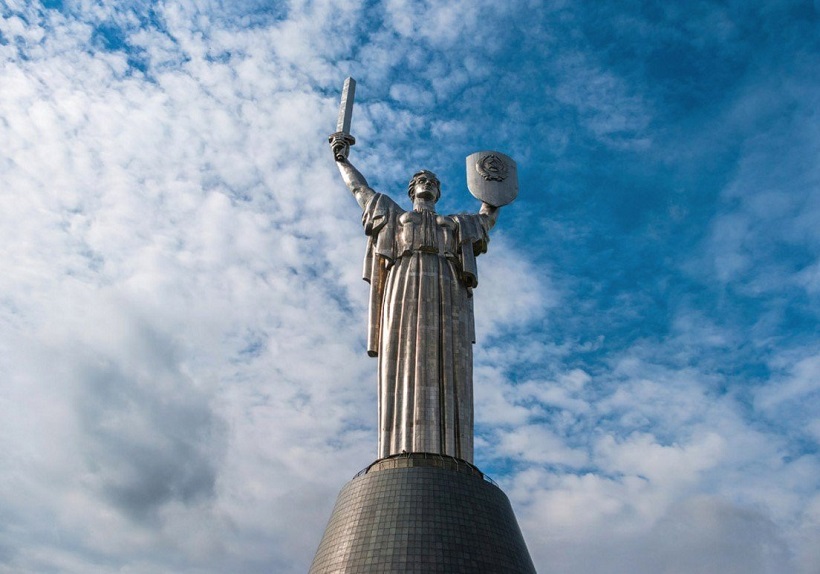 В Украине сменят пол скульптуре «Родина-мать»
