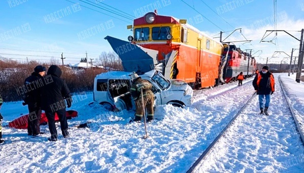 На Алтае погибли дети в результате столкновения поезда и легковушки