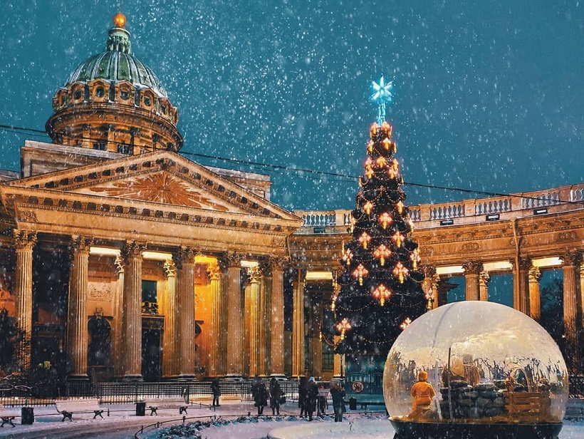 Петербуржцы смогут купить новогодние украшения с изображением «развалин» Северной столицы