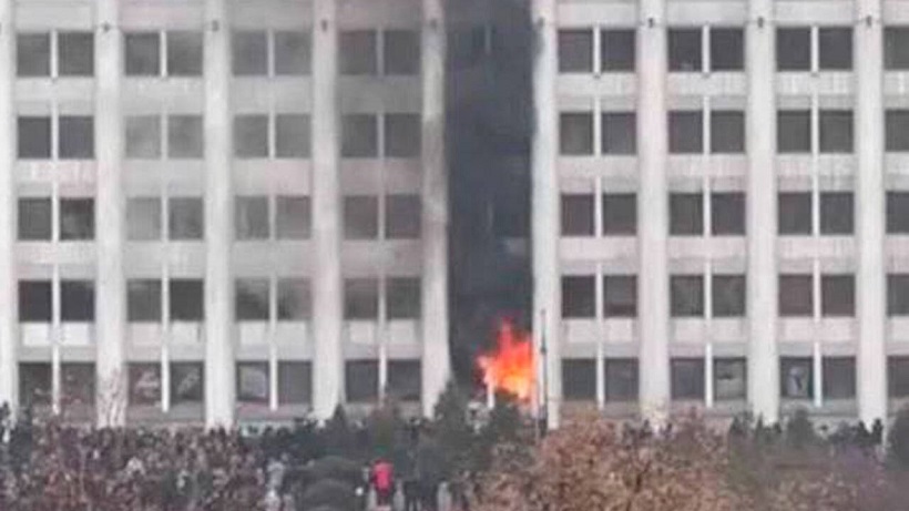 Митингующие ворвались в здание администрации в Алма-Ате и устроили пожар 