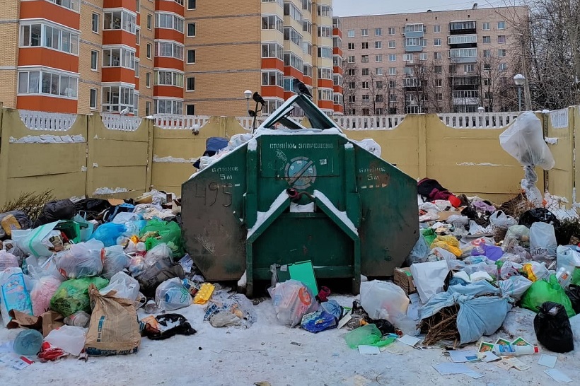 Петербургские активисты создали одежду из отходов в ответ на мусорный коллапс
