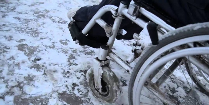Инвалиды-колясочники не могут передвигаться по Петербургу из-за неочищенных дорог