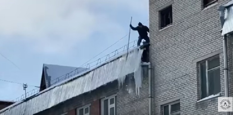 Шнуров выпустил еще один клип о коммунальном хаосе в Петербурге