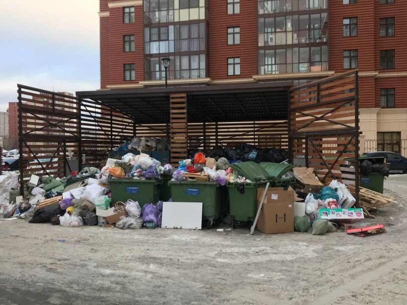 По дорогам и дворам Петербурга «расползаются» мусорные кучи