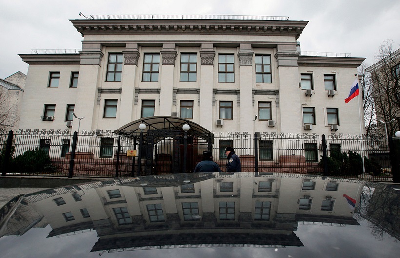 Российские дипломаты уезжают из Украины