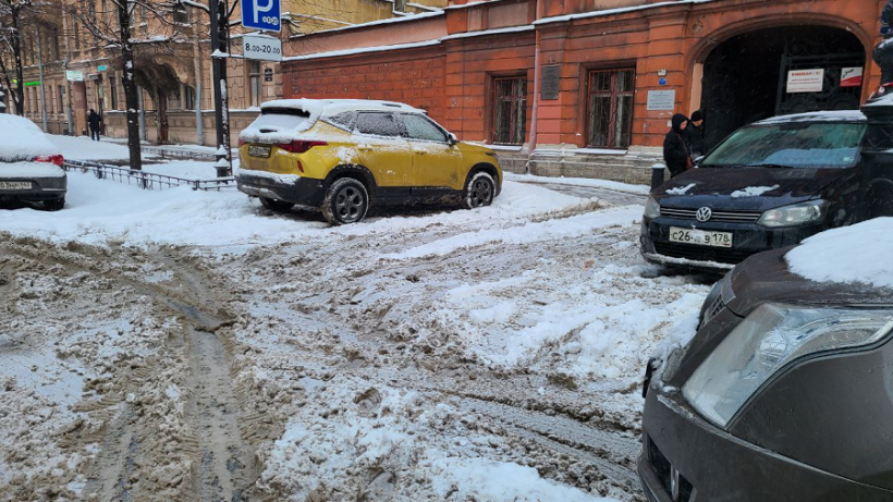 Петербургские коммунальные службы не смогли справиться с небольшим снегопадом в городе