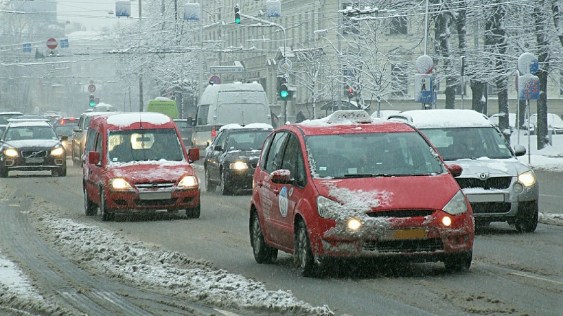 В двух столицах прошел снегопад — у Петербурга снова проблемы с уборкой
