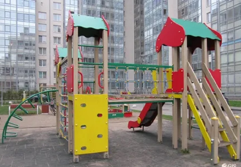 После "потасовки" на детской площадке третьеклассника доставили в реанимацию Петербурга 
