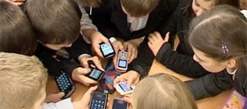 С 1 сентября в российских школах запретили мобильные телефоны 