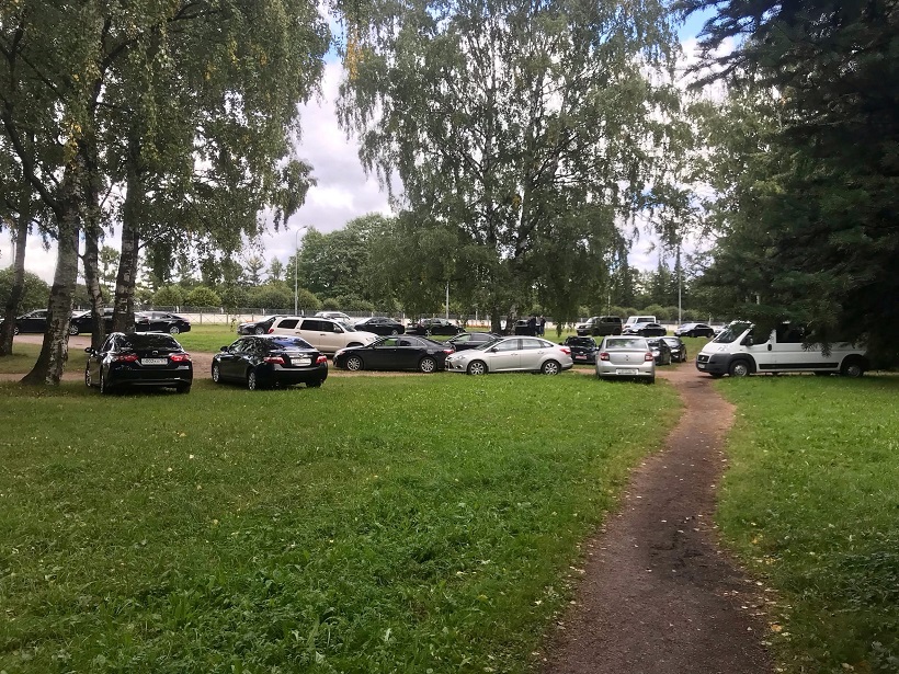 «Им можно?» - петербуржцы напомнили ГАТИ о нарушении правил парковки чиновниками Смольного