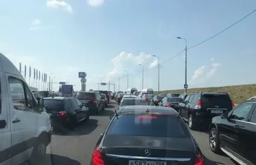 Срыв сроков ремонта Приморского шоссе привел к глухим пробкам на магистрали