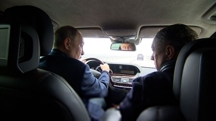 Путин проехал по Крымскому мосту за рулем «Мерседеса» 